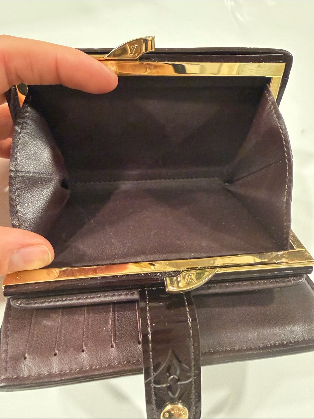 ✨ Authentic Louis Vuitton Vernis Kiss Lock Wallet – Great Condition ✨ w/ Entrupy - Picture 5 of 10